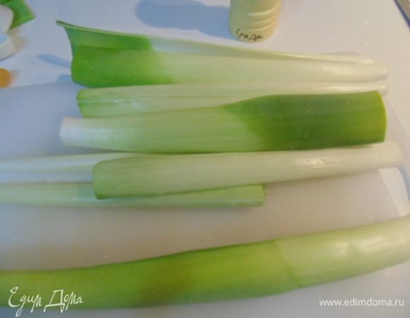 С порея снять верхние листы, ошпарить кипятком. 