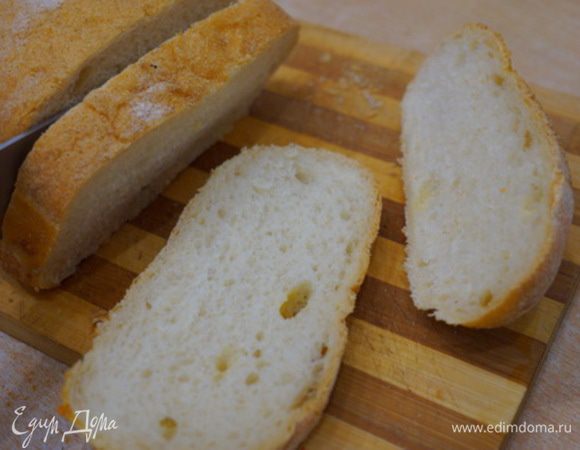 Хлеб свежий быстро подрумяниваем на растительном масле, с одной стороны натираем чесноком (при желании).