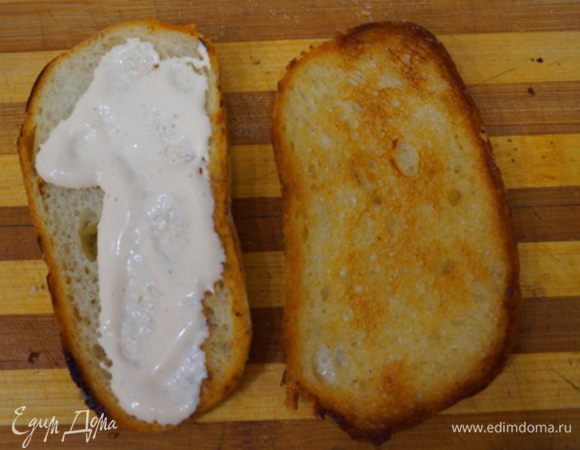 Приступаем к завершающему этапу приготовления бутерброда.
Наносим майонез на гренку со стороны не намазанной чесноком.