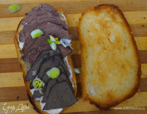 На майонез выкладываем готовый ливер, посыпаем луком, накрываем. Горячий бутерброд готов!