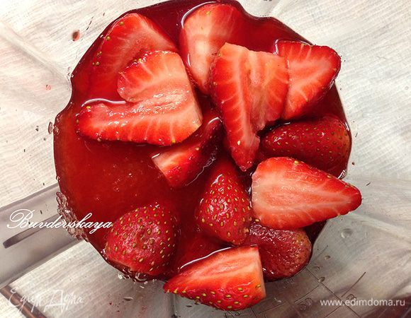 Клубнику вымыть, очистить от плодоножек, нарезать на половинки. Добавить 80 г сахарного песка, лимонный сок и пюрировать блендером до однородного состояния. В отдельную емкость перелить 40 мл. клубничного пюре для будущего сиропа.