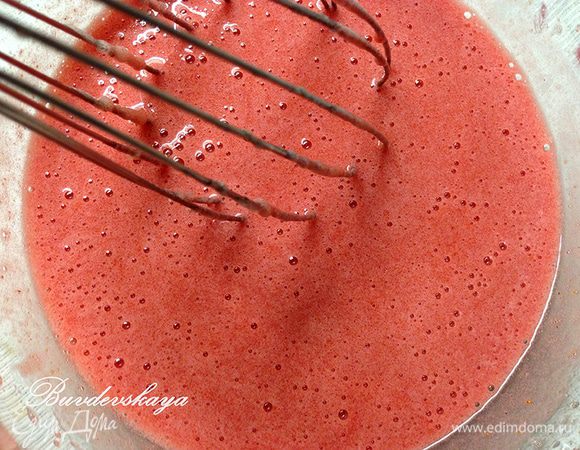 Желатин замочить в холодной воде на 10 минут (см. инструкцию на упаковке), отжать и нагреть на водяной бане в течении 1 минуты, постоянно помешивая венчиком, чтобы желатин превратился в жидкость (не доводить желатин до кипения !). Снять желатин с бани и влить в него 3 ст.л. клубничного пюре. Затем тоненькой струйкой влить желатин в клубничное пюре, продолжая интенсивно помешивать венчиком. Размешать венчиком клубничную массу до однородности, накрыть миску пищевой пленкой и убрать в холодильник минут на 15, чтобы желатин немного схватился.