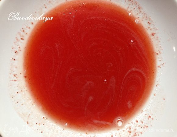 Готовим клубничный сироп. Смешать в миске клубничное пюре, сироп бузины, воду и ароматизатор «ром». Тщательно перемешать.