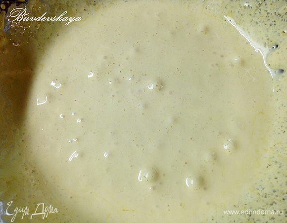 Готовим мусс. Отделить желтки от белков. Взбить миксером желтки с 80 г сахарного песка до бела.