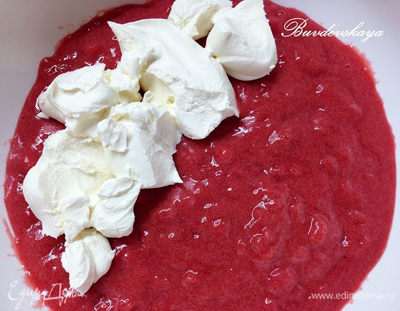 Клубничное пюре достать из холодильника, перелить в большую глубокую миску, добавить Маскарпоне и тщательно перемешать венчиком.