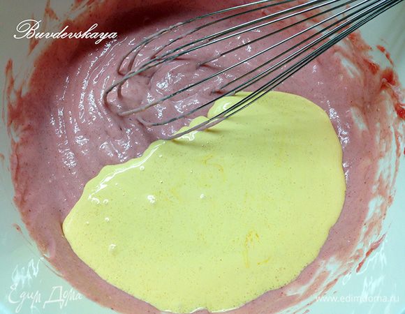 Туда же добавить взбитые желтки с сахаром и перемешиваем.