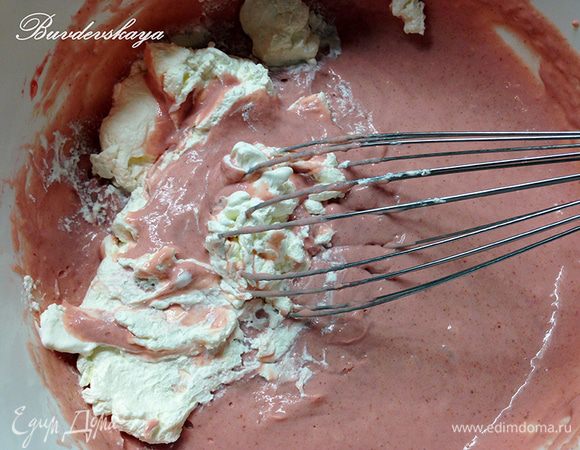 Сливки взбить до загустения. Удобнее всего это делать в миске, заранее охлажденной в морозилке в течении 15 минут – сливки быстро взобьются. Вмешать венчиком взбитые сливки в клубничный крем.