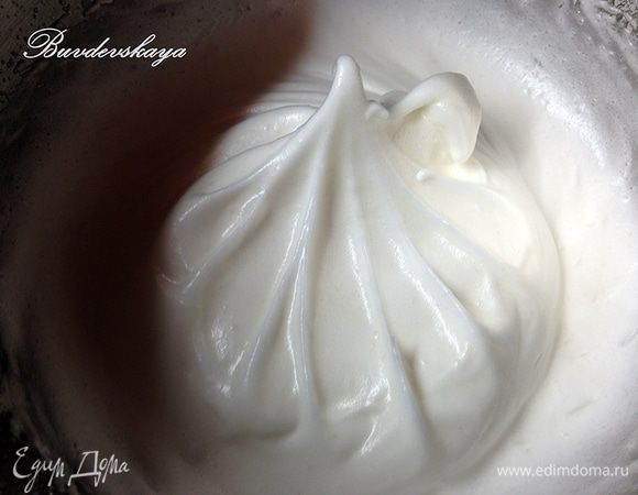 Взбить белки в крепкую пену и продолжая взбивать, постепенно всыпать сахарную пудру. Продолжаем взбивать до появления крепких устойчивых пик.
