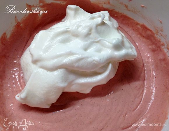 Взбитые белки аккуратно вмешать в клубничный мусс силиконовой лопаткой движениями снизу вверх.