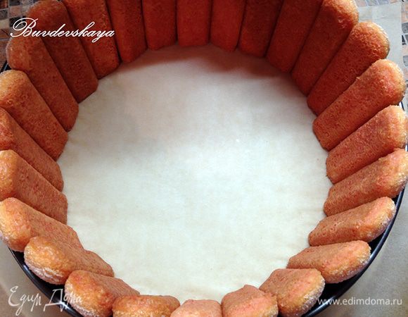 Обмакнуть печенье в клубничный сироп ТОЛЬКО одной стороной, которая будет прилегать к муссу. На блюдо поставьте кольцо от разъемной формы (у меня диаметром 26 см) и по внутреннему краю кольца выставьте печенье, которое должно плотно прилегать друг к другу.