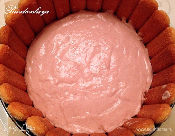 Вылить 2/3 клубничного мусса в форму.