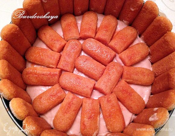 Остальное печенье обмакнуть в сироп и выложить сверху на крем. При необходимости разрезать савоярди на кусочки. Вылить сверху на печенье оставшийся клубничный мусс и поставить в холодильник минут на 15.