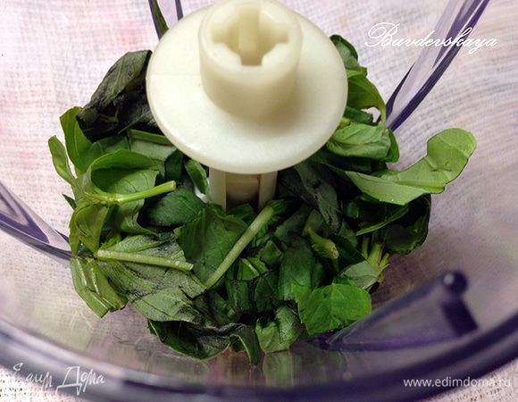 Готовим базиликовую пропитку. Вскипятить лимонный сок с 2 ст. л. сахарного песка, снимите с огня. Базилик вымыть, обсушить отделить листья от стеблей (они нам не понадобятся). Листья мелко нарезать, добавить к лимонно-сахарному сиропу и пюрируйте блендером.