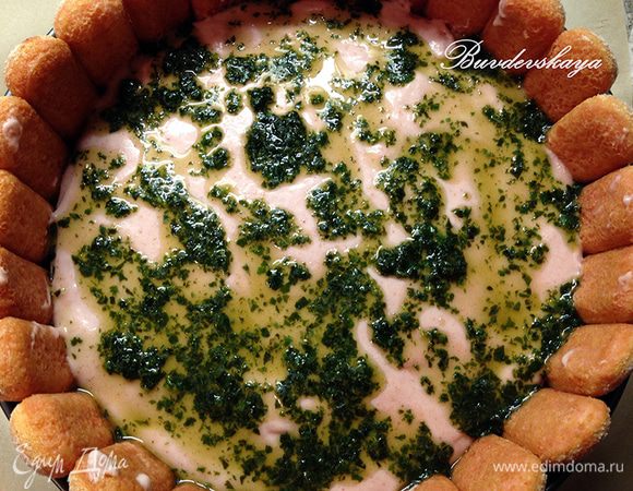 Достать торт из холодильника и вылить сверху на него ложкой горячий базиликовый сироп. Убрать торт в холодильник минимум на 6 часов (лучше на ночь).