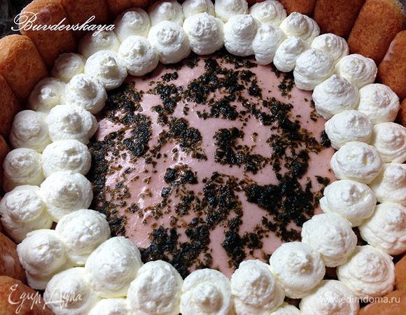 Холодные сливки взбить миксером до густоты, переложить в кулинарный мешок с круглой насадкой и украсить торт. Далее выложить ряд клубники, затем снова взбитые сливки. В центр торта выложить клубничку и украсить листиками базилика. Сразу же подавать на стол. ENJOY !