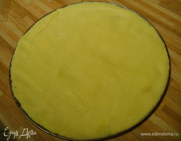 У разьёмной формы 26 см в диаметре снять обруч. Тесто раскатать по форме,