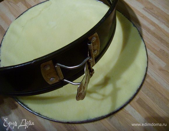 Одеть обруч и поставить форму с тестом в холодильник на 30 мин.