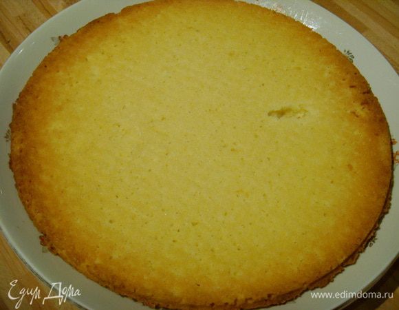 Духовку разогреть до 175° и выпекать корж около 15 мин. до золотистого цвета. Тесту дать остыть ( лучше на решетке), поместить его обратно в форму, и одеть на неё кольцо. Торт будем собирать, а затем и охлаждать в собранной форме.