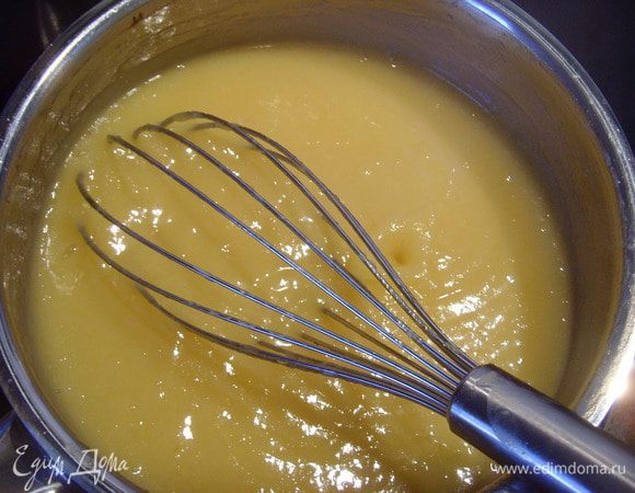 Для пудинга: молоко соединить в кастрюле с сахаром (в ориг. рецепте норма сахара 250 г , я дала 200 г и считала себя чуть ли не преступником, но боялась много отступить от рецепта). Вбить 4 яйца и кокосовую стружку (я упустила этот ингридиент) и при постоянном помешивании на маленьком огне довести массу до загустения. Процесс этот происходит медленно, я увеличив огонь его смогла ускорить, но не оставляла пудинг без присмотра.