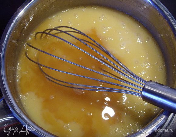 Вмешать ром, можно заменить ромовым экстрактом. Довести пудинг до кипения и снять с огня. Дать остыть около 5 мин.