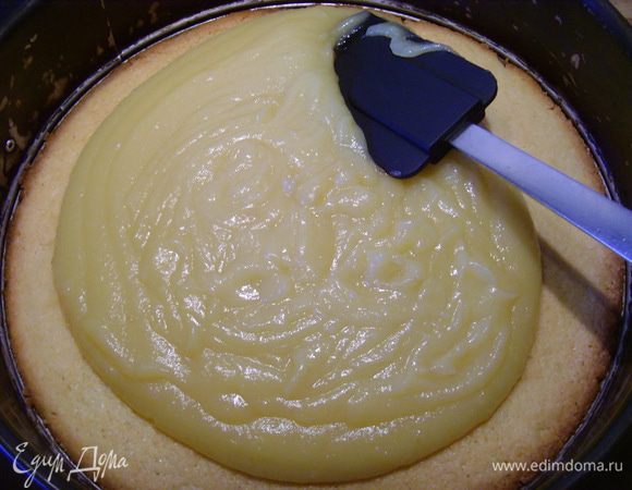 И выложить пудинг на корж, разровнять.