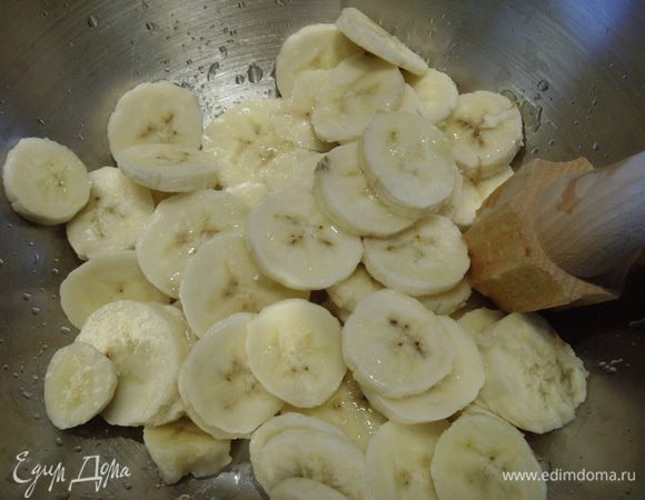 Бананы очистить, порезать и залить соком лимона.