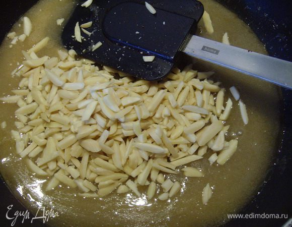 Для кроканта растворить в сковороде 25 г сахара и поместить миндаль. Немного подзолотить в карамели и выложить массу на пергаментную бумагу.