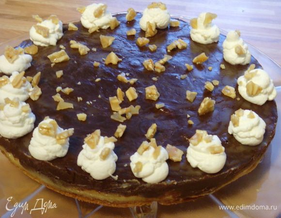 Для украшения я взбила 150 мл. сливок, поместила их в кулинарный мешок и отсадила по периметру небольшие башенки, посыпала их измельчённым крокантом.