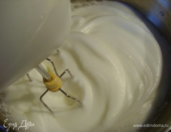 Взбить белки до устойчивых пиков,