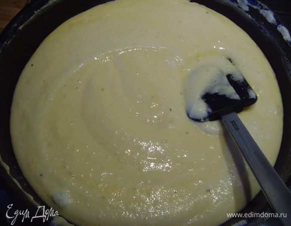 В итоге получается нежное воздушное бисквитное тесто. Духовку разогреть на 175°. 