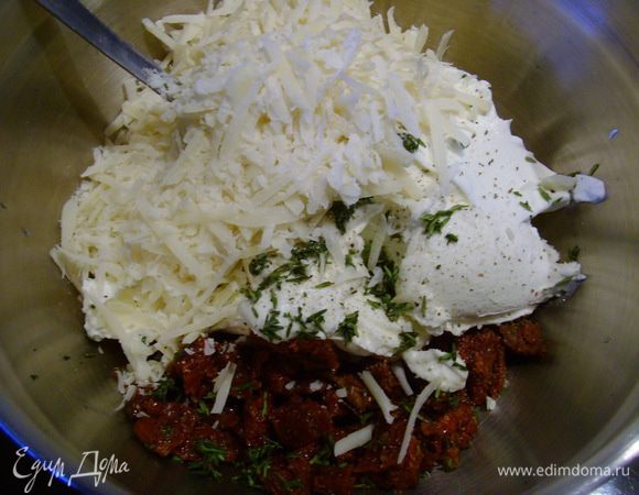 Для начинки порезать томаты, смешать с пармезаном, свежим сыром и сметаной, добавить тимьян, соль и перец.