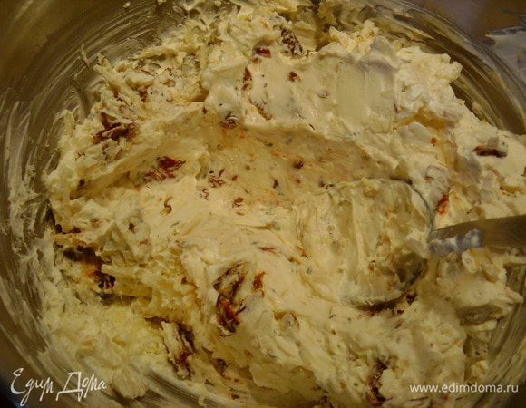 Такая аппетитная получается начинка, её можно тут же мазать на свежий хлеб и наслаждаться жизнью.