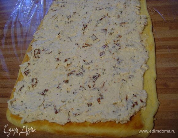 Тесто промазать начинкой и...