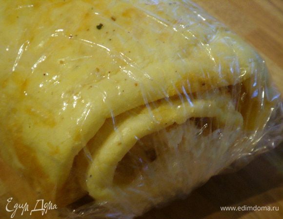 защипнуть кончики плёнки и поместить рулет в холодильник на мин. 5 часов, лучше на ночь.