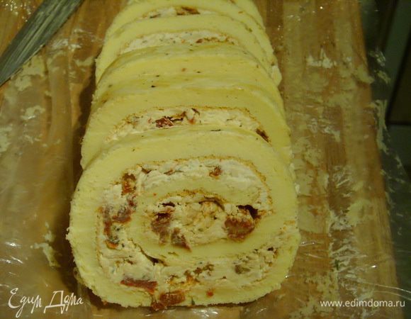 Разогреть духовку на 225°. Рулет порезать на 12 частей, выложить на противень и запекать в течении 10 - 15 мин. 