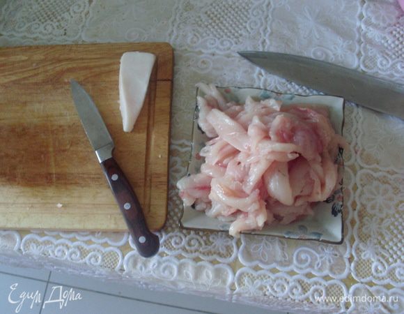 Филе получилось около 500 грамм. Прокрутить его на мясорубке с салом и 1/3 луковицы. Замочить кусочек сухого (вчерашнего) батона в молоке, убрав с него корки. Хорошо размять батон с молоком.