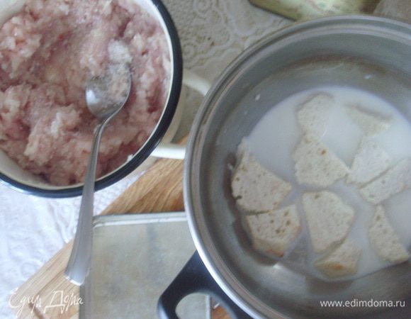 Добавить молоко с батоном к фаршу. посолить и хорошо вымесить.