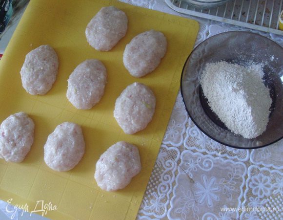 Влажными руками налепить котлет. У меня получилось 8 крупных. Обвалять их в муке.