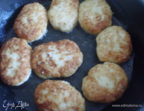 Обжарить котлеты на разогретом растительном масле с двух сторон.