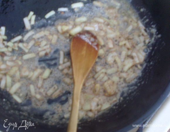 Вынуть котлеты в кастрюльку. В сковороду с маслом добавить порезанный лук. Готовить его до прозрачности. Добавить ложку муки (мука останется от панировки) и прогреть ее с луком и маслом.  