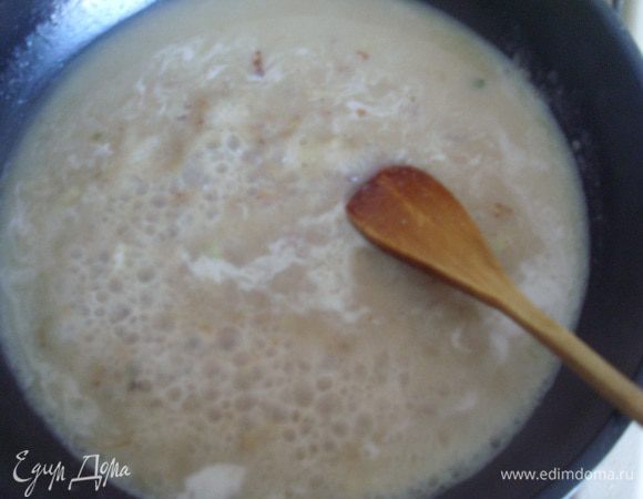 К этой смеси добавить рыбный бульон (не весь, а чтобы получилось нужное количество соуса - наверное примерно стакан - полтора). Довести до кипения.