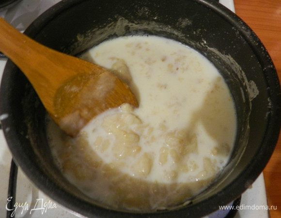 Когда мука поджарится до золотистого цвета влить стакан молока. Все тщательно перемешать, если соус слишком густой можно добавить пол стакана воды. Тушить 2-3 минуты.