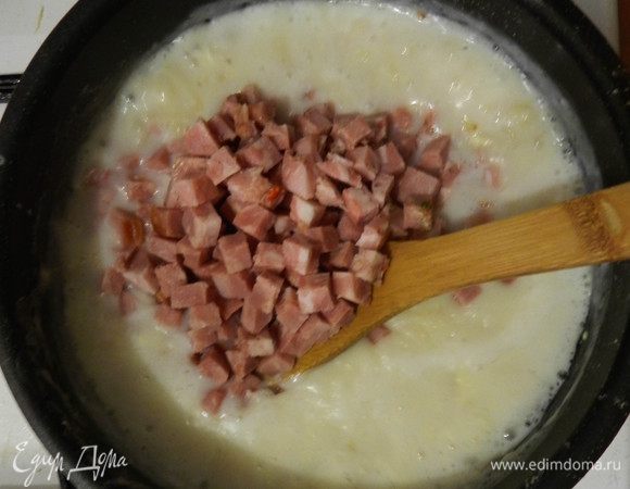 Нарезать ветчину кубиками, положить в сковороду и перемешать. 