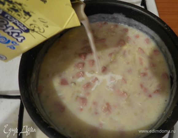 Через 5 минут добавить сливки, соус чили, соль и приправы по вкусу. Готовить еще 5 минут, постоянно помешивая. 