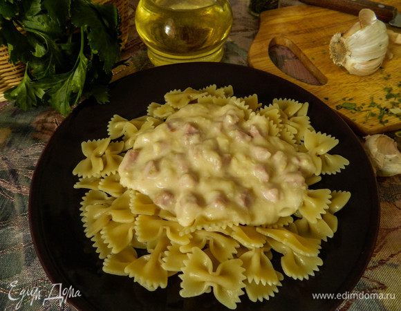 Подавать с макаронами бантиками, при желании можно украсить зеленью. 