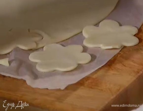 Слоеное тесто предварительно разморозить и вырезать из него формочками любые фигурки.