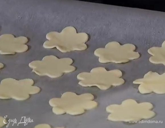 Противень выстелить бумагой для выпечки, смазать ее оливковым маслом, выложить нарезанное тесто.