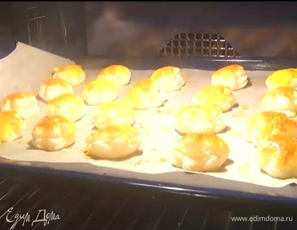 Выпекать тарталетки в разогретой духовке 15‒20 минут.