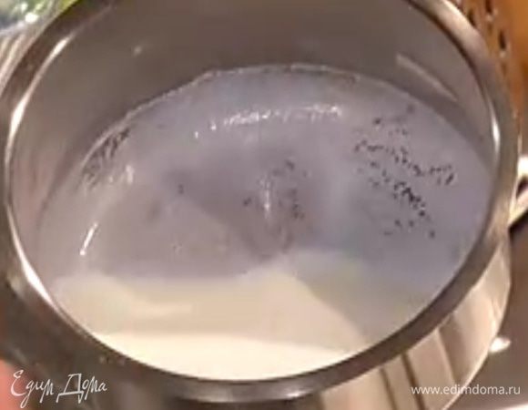 Молоко подогреть, чтобы оно было теплым.