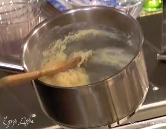 Приготовить соус бешамель: сливочное масло растопить в небольшой кастрюле, добавить муку и, перемешивая, заварить массу на медленном огне. Непрерывно перемешивая, тонкой струйкой влить молоко и продолжать вымешивать еще некоторое время, чтобы не осталось комочков.